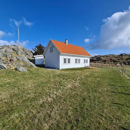 - Kvalvik Holiday home